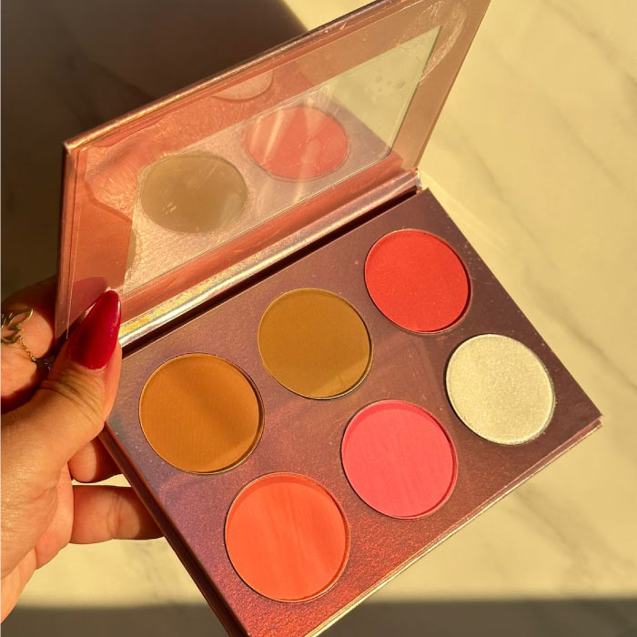 LILI'S COSMETICS GLAM TO GO PALETTTE